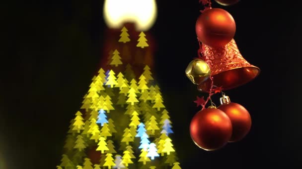 Selektiver Fokus Weihnachtsglocke Und Kugelschmuck Wackeln Wind Mit Hintergrund Weihnachtsbaum — Stockvideo