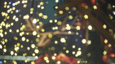 Bulanık kar tanesi Bokeh ışığı Tahta geyik Noel süslemesi