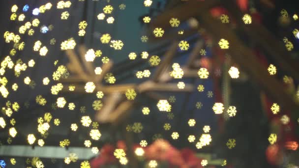 Blurry Copo Nieve Luz Bokeh Con Ciervos Madera Decoración Navidad — Vídeos de Stock