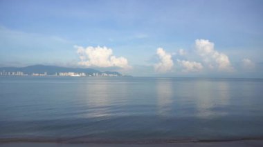 Penang Adası 'nın beyaz bulutlu mavi gökyüzü.
