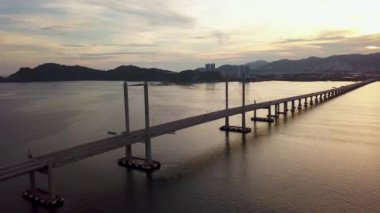 Dramatik günbatımı bulutu sırasında Penang İkinci Köprüsü.