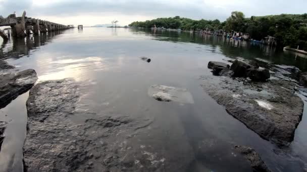 Fisheye Bekijk Plasticstroom Zee Bij Rotskust — Stockvideo