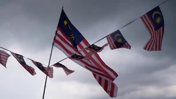 Σημαία Της Μαλαισίας Κυματίζει Κάτω Από Σκοτεινό Ουρανό — Αρχείο Βίντεο