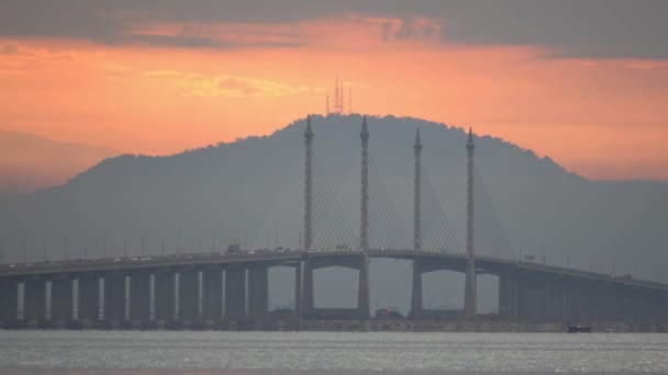 Машина Восхода Двигается Мосту Пенанг Оранжевые Облака Образуются Холме — стоковое видео