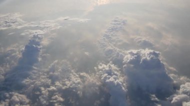 Gün batımında Drone görünümü kümülüs bulutu.