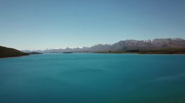 John Dağı 'nın parlak mavi gökyüzünde Tekapo Gölü yakınlarındaki görüntüsü..
