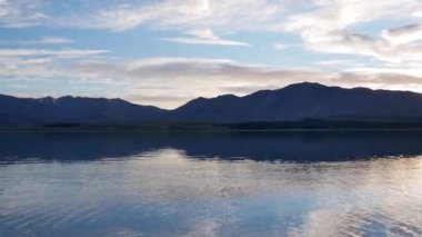 Panning, Tekapo Gölü 'nü sabah erken saatlerde yaban ördekleri ile vurdu..