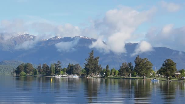 雪の山とテAnau湖の水を反映 — ストック動画