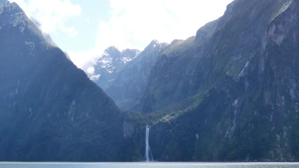 Vattenfall Vid Milford Sound Sydön Nya Zeeland Viktigaste Turistattraktionerna — Stockvideo