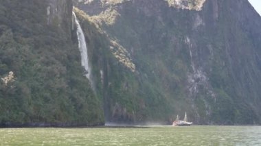 Şelaleden ayrılan manzara gezisi, Milford Sound.
