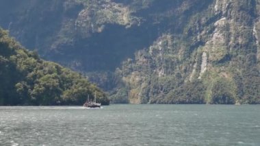 Gemi yolculuğu Milford Sound 'da. Deniz yolculuğu konsepti.