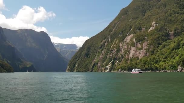 Maravillosa escena en Milford Sound, Fiordland, Isla Sur, Nueva Zelanda — Vídeo de stock