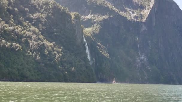 Scenic cruise approaches waterfall, Milford Sound. — Stock Video