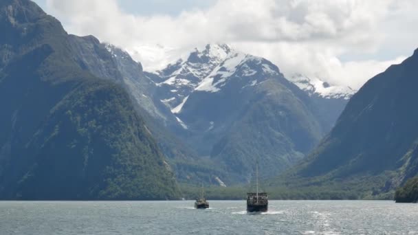 Cruzeiro de balsa em Milford Sound, Nova Zelândia. — Vídeo de Stock