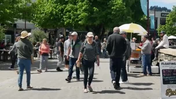 As pessoas caminham na rua em dia ensolarado — Vídeo de Stock