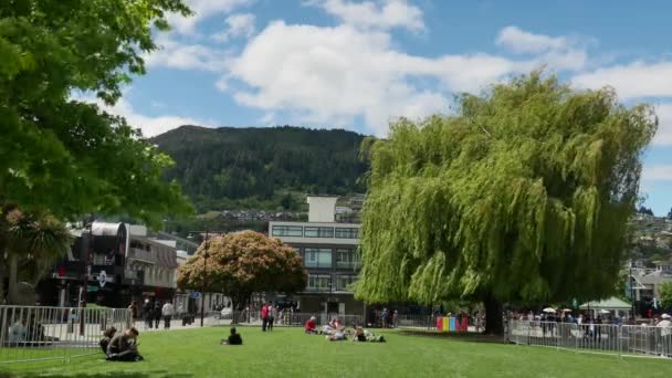 Touriste reposer au parc dans la matinée. — Video