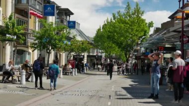 Sokakta gezen bir turist zebra çiziyor..