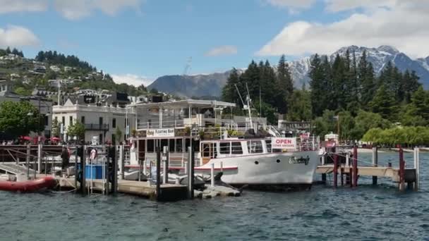 Panning flytande bar och omgivningen vid sjön Wakatipu. — Stockvideo