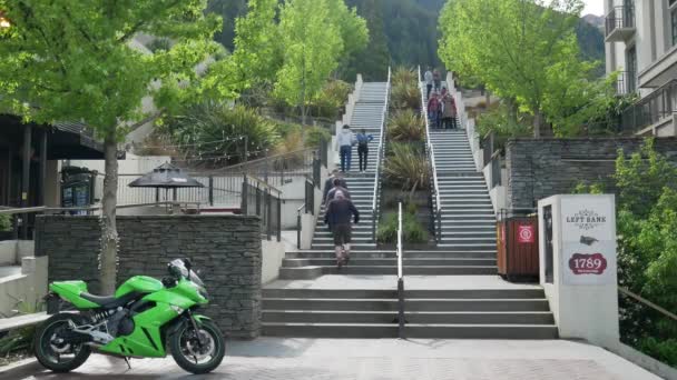 Turistické procházky na schodišti napojení na jiné turistické místo. — Stock video