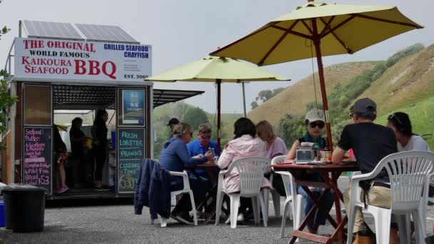 Turistul se bucură de fructe de mare Kaikoura după-amiaza sub o zi însorită strălucitoare . — Videoclip de stoc