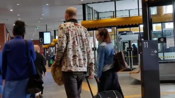 La gente prende il trasporto pubblico a Christchurch Bus Interchange — Video Stock