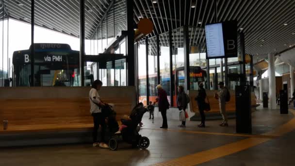 Menschen stehen Schlange, um in die U-Bahn zu steigen. — Stockvideo