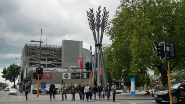 A kelyhes szobor a Székesegyház téren, Christchurch. — Stock videók