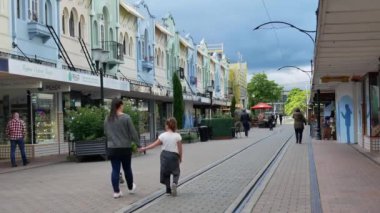 İnsanlar Yeni Regent Caddesi 'nde yürüyor..
