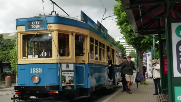 1888 City tour tram brengen bezoekers en passagiers in de stad. — Stockvideo
