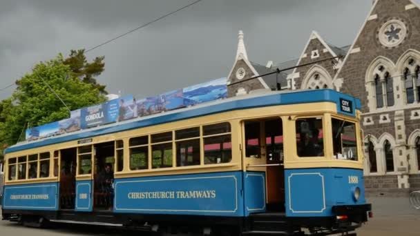 1888 Stadstramlijnen verlaten het Kunstcentrum. — Stockvideo