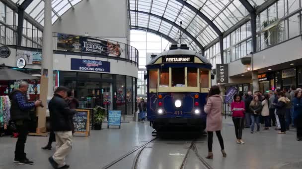 Touristisches Interesse mit Straßenbahnrestaurant. — Stockvideo