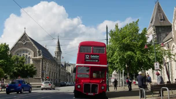 Rode dubbeldekker bushalte bij de bushalte bij museum. — Stockvideo
