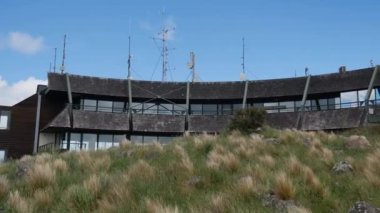 Port Hill 'in yukarısındaki Gondola istasyonuna bakıyorum..