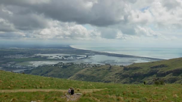 Turista desfrutar da vista no topo de Port Hill. — Vídeo de Stock