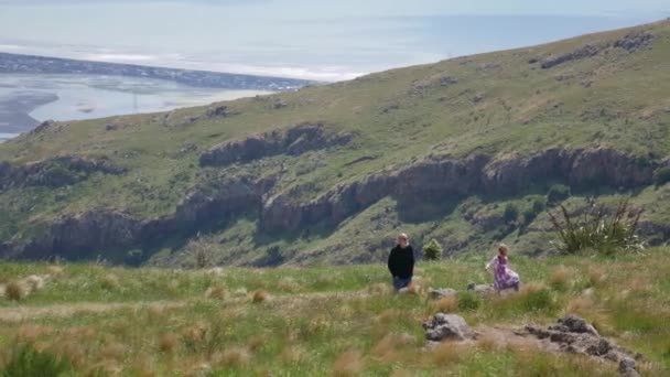 Turista desfrutar da vista do topo do Port Hills. — Vídeo de Stock