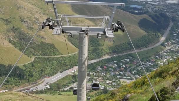 Gondel trägt Passagier den Berg hinauf. — Stockvideo