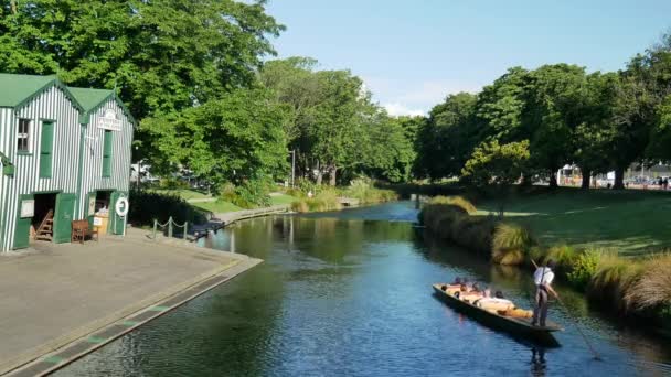 Punting arriver le bateau de punting hangar. — Video