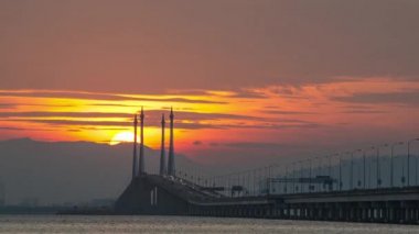 Penang Köprüsü 'nde gün doğumu zamanı.