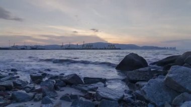 Gün batımında Pantai Bersih kıyılarında konteyner terminali ile birlikte..