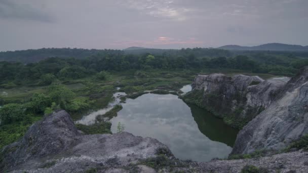 Timelapse Amanecer Guar Petai Vista Naturaleza Con Reflejo Una Montaña — Vídeos de Stock