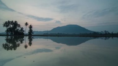 Zaman ayarlı simetri yansıması Bukit Mertajam Tepesi.