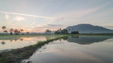 Zaman ayarlı gün doğumu yansıması Bukit Mertajam tepesi.