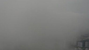 Penang Köprüsü ve Georgetown 'un sisli sabahında Penang Tepesi' nden Timelapse hava görüntüsü.