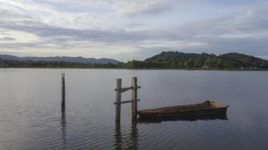 Akşam Tasik Seri Serdang 'da zaman kayığı parkı.