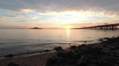 Timelapse Sunrise Penang Köprüsü Rock Stone batu Uban manzaralı.