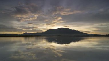 Bukit Mertajam Tepesi 'nin su yansımasında dramatik bir gün doğumu..