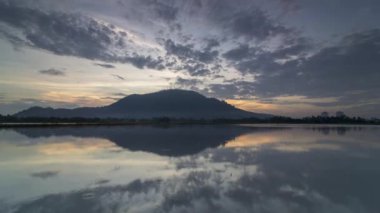Gün doğumu zamanı Permatang Rawa çeltik tarlası.