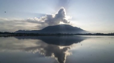 Yağmur mevsiminde yansıma çeltik tarlasında güneş ışınları.