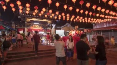 Bayan Lepas, Penang / Malezya - 20 Şubat 2018: Yılan tapınağındaki Çin Yeni Yıl kutlamalarına katılan insanlar.