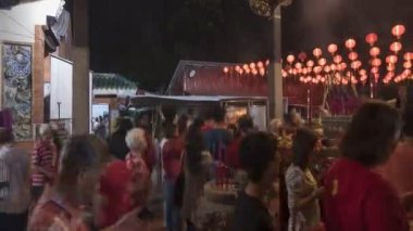 Bayan Lepas, Penang / Malezya - 20 Şubat 2018: Çin Yılan Tapınağı dua ve tütsü yakma kalabalığına katılın.